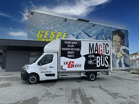 Magic bus site Gespe 445px.jpg